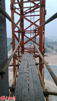 記者體驗|塔吊司機:&ldquo;云端&rdquo;上的生活充滿挑戰(zhàn)與未知