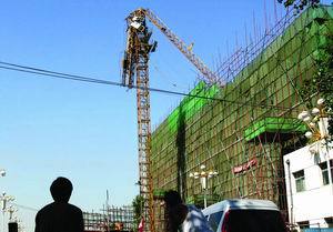 塔吊斷臂致兩死一傷(圖)